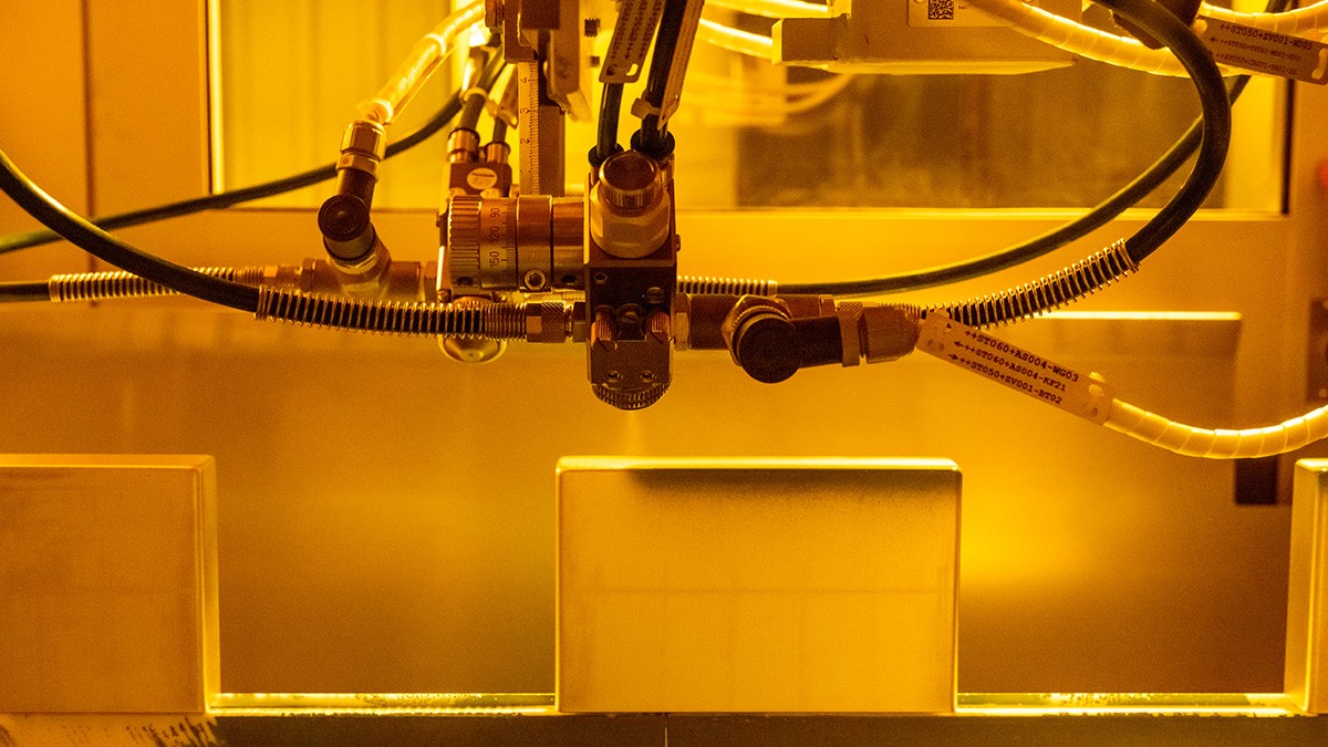 Kontinuierliche Oberflächenbehandlung der Batteriezellen mit Laser- und Plasma-Prozessen