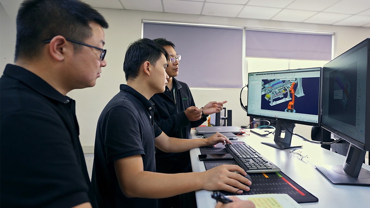 Digital vernetzt – Entwicklungsteam in China arbeiten am digitalen Zwilling im globalen Projekt.