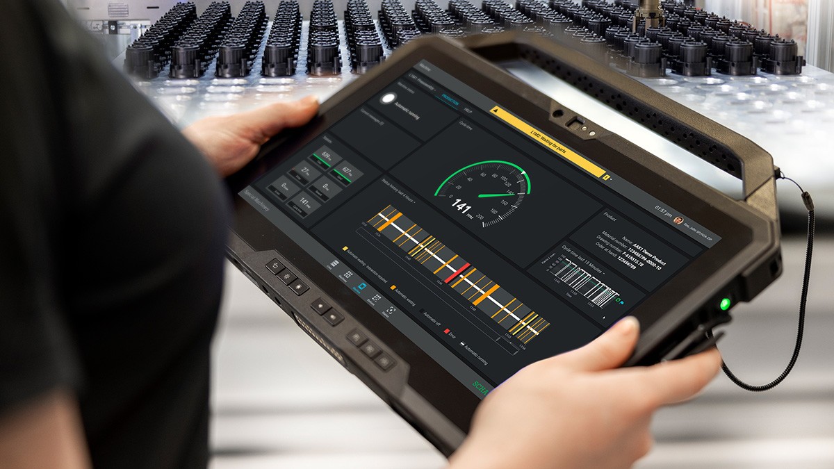Up-to-date machine data and AI-supported recommended actions – direct on the HMI panel or production tablet.